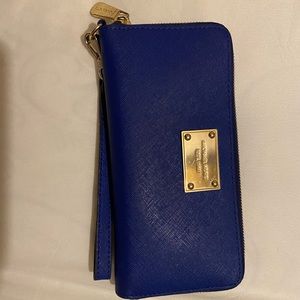 Michael Kors wrist wallet Blue in great condition